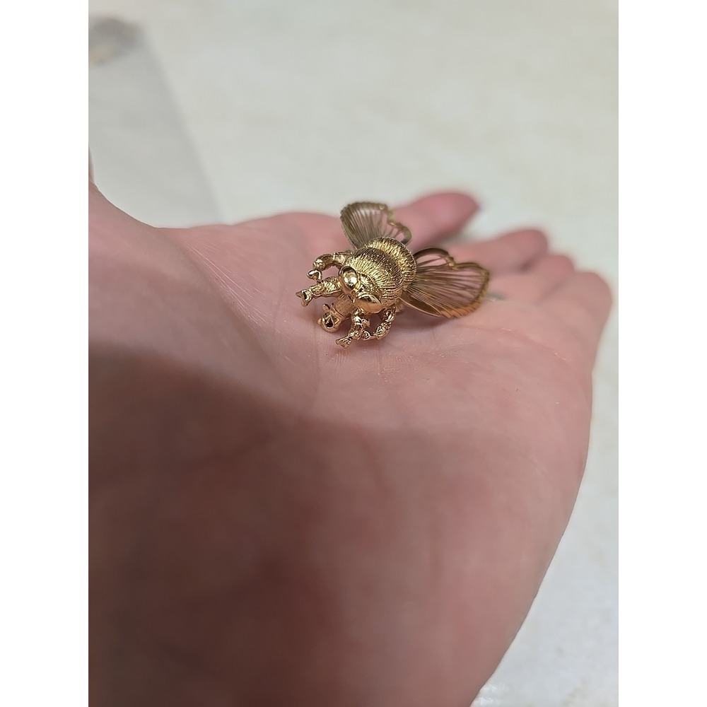 Vtg Monet Gold Tone Bee Brooch Pin Textured Wings Filigree Insect Jewelry MCM - Picture 5 of 5